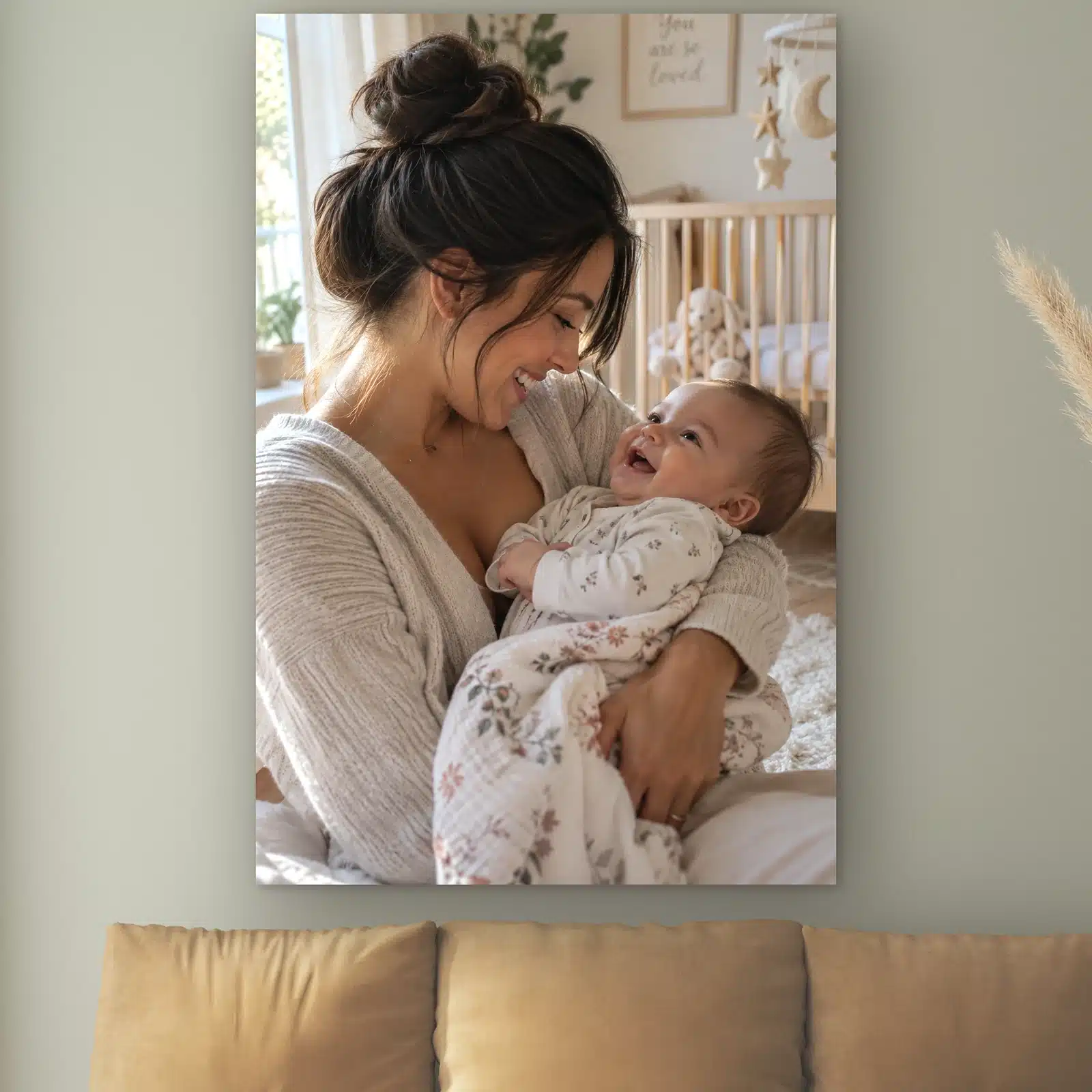 Wanddecoratie met eigen foto aan de muur boven een cognac bank