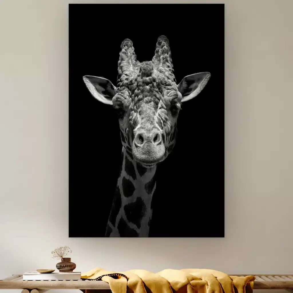 Giraf portret aan de muur boven een houten bank met een okergele plaid