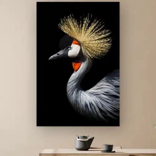 Kraanvogel met kuif aan de muur boven een houten tafel met theepot
