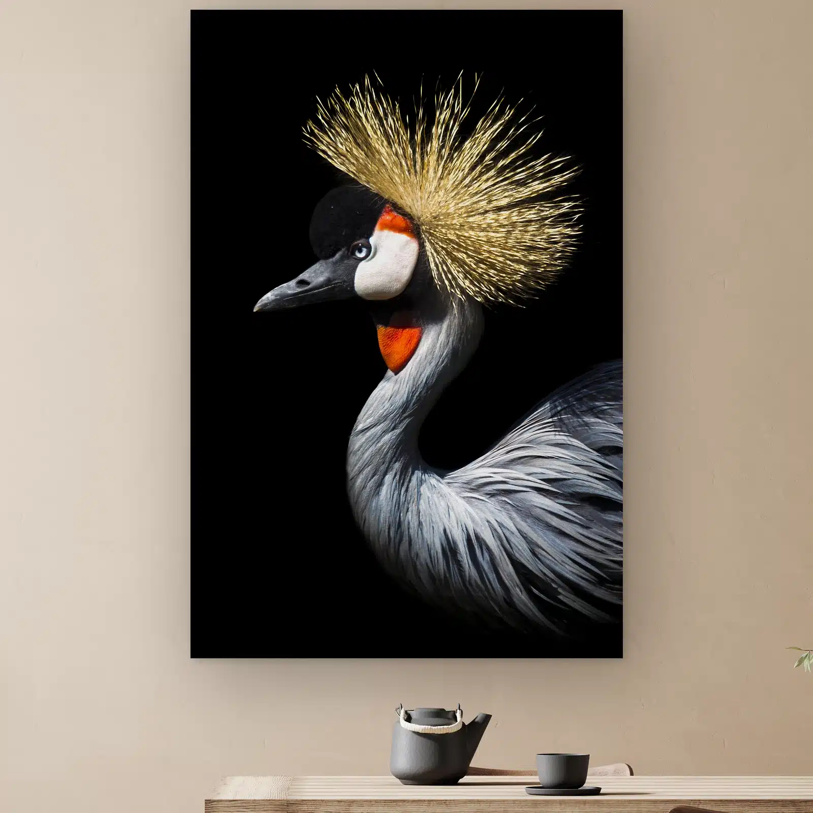 Kraanvogel met kuif aan de muur boven een houten tafel met theepot