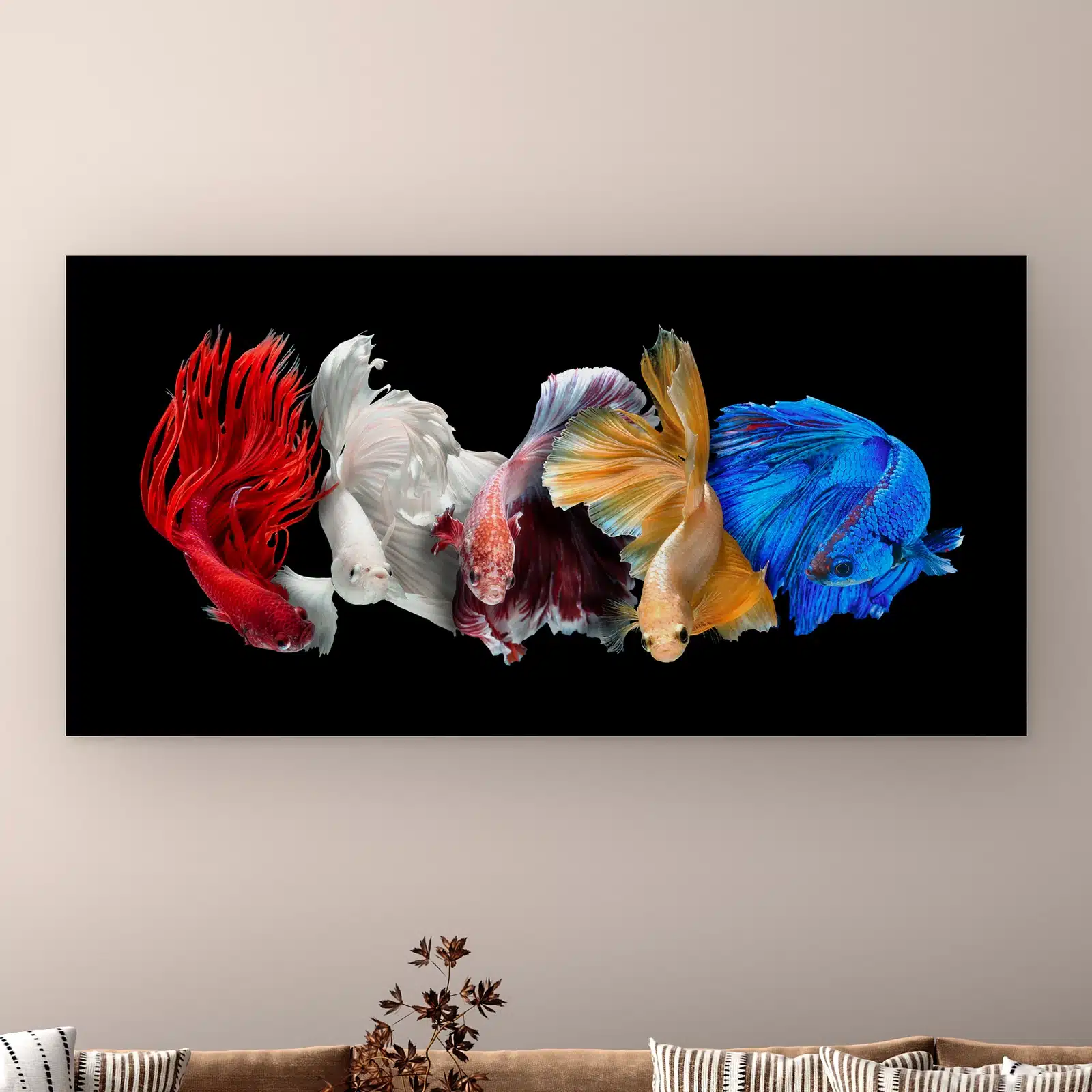 Visfamilie panorama wanddecoratie aan de muur boven een bank met gestreepte kussens