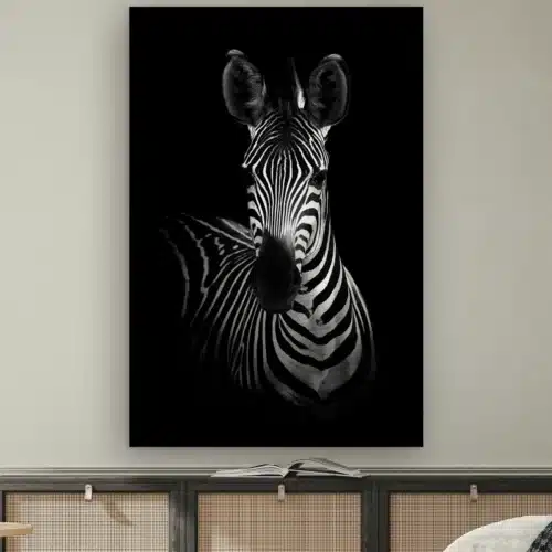 Zebra portret aan de muur boven een dressoir met rotan deurtjes