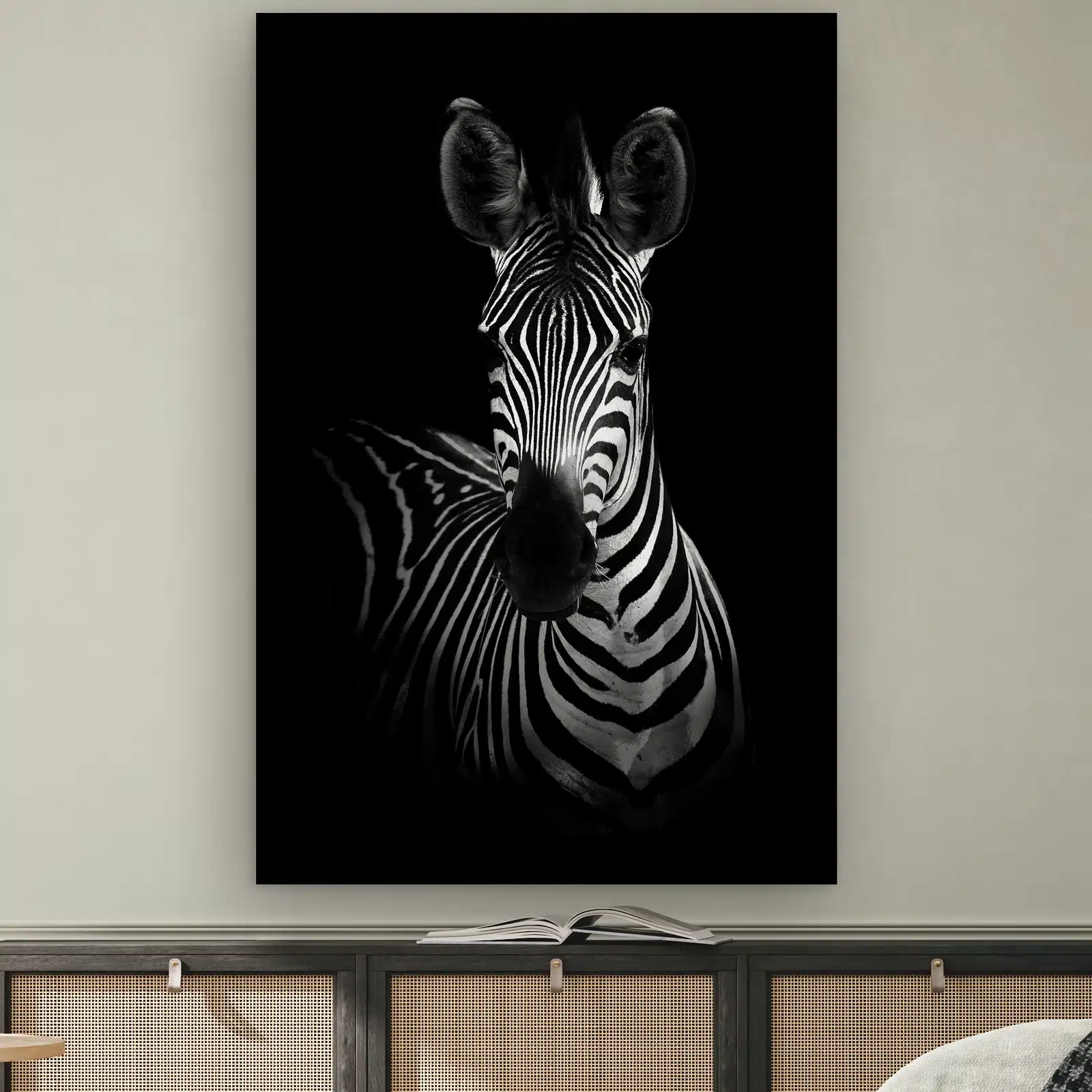 Zebra portret aan de muur boven een dressoir met rotan deurtjes