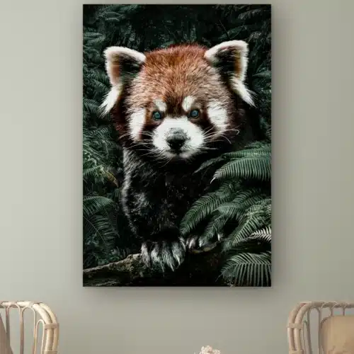 Rode panda aan de muur boven twee rotan stoelen