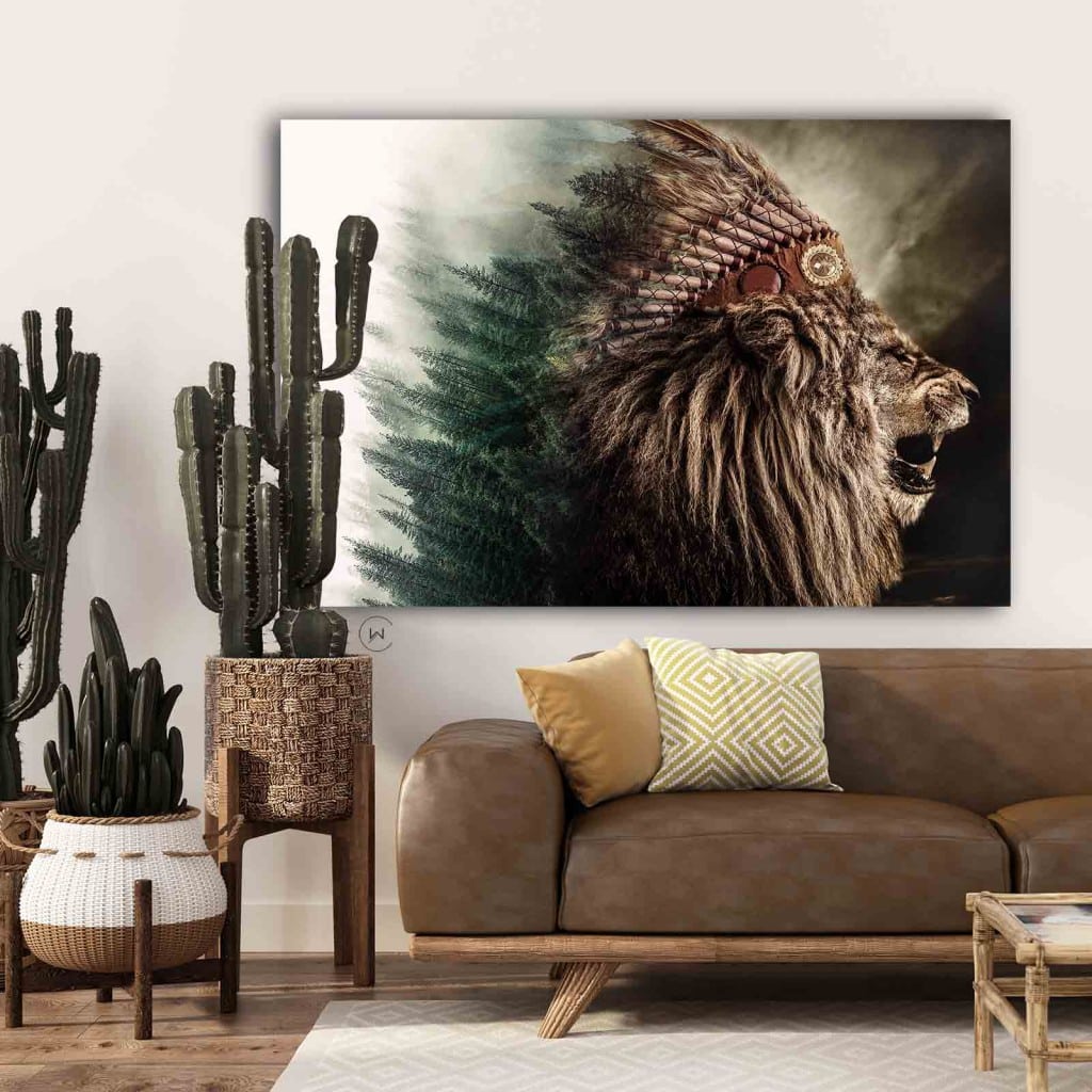 Native leeuw boven een bruine leren bank naast cactussen in rieten potten