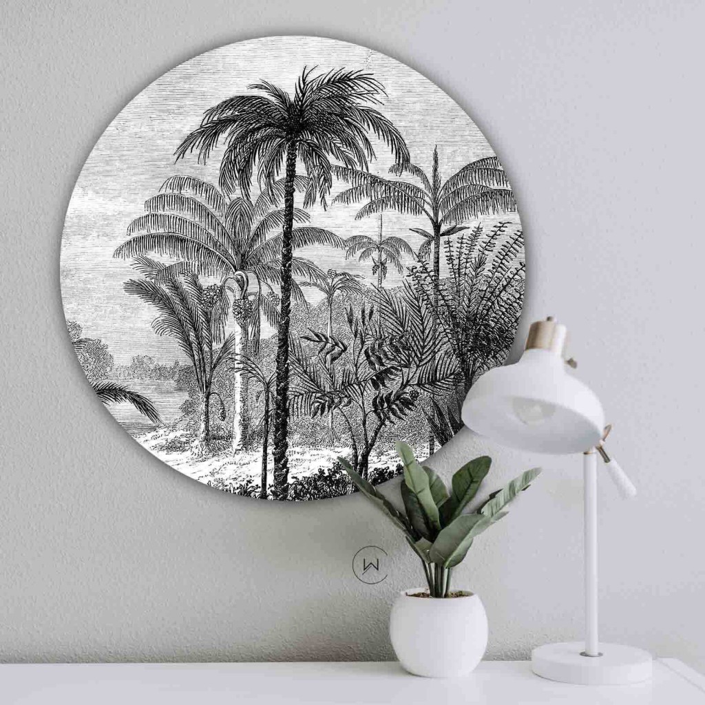 Jungle palmen als muurcirkel aan een lichtgrijze wand boven een wit bureau met een witte lamp