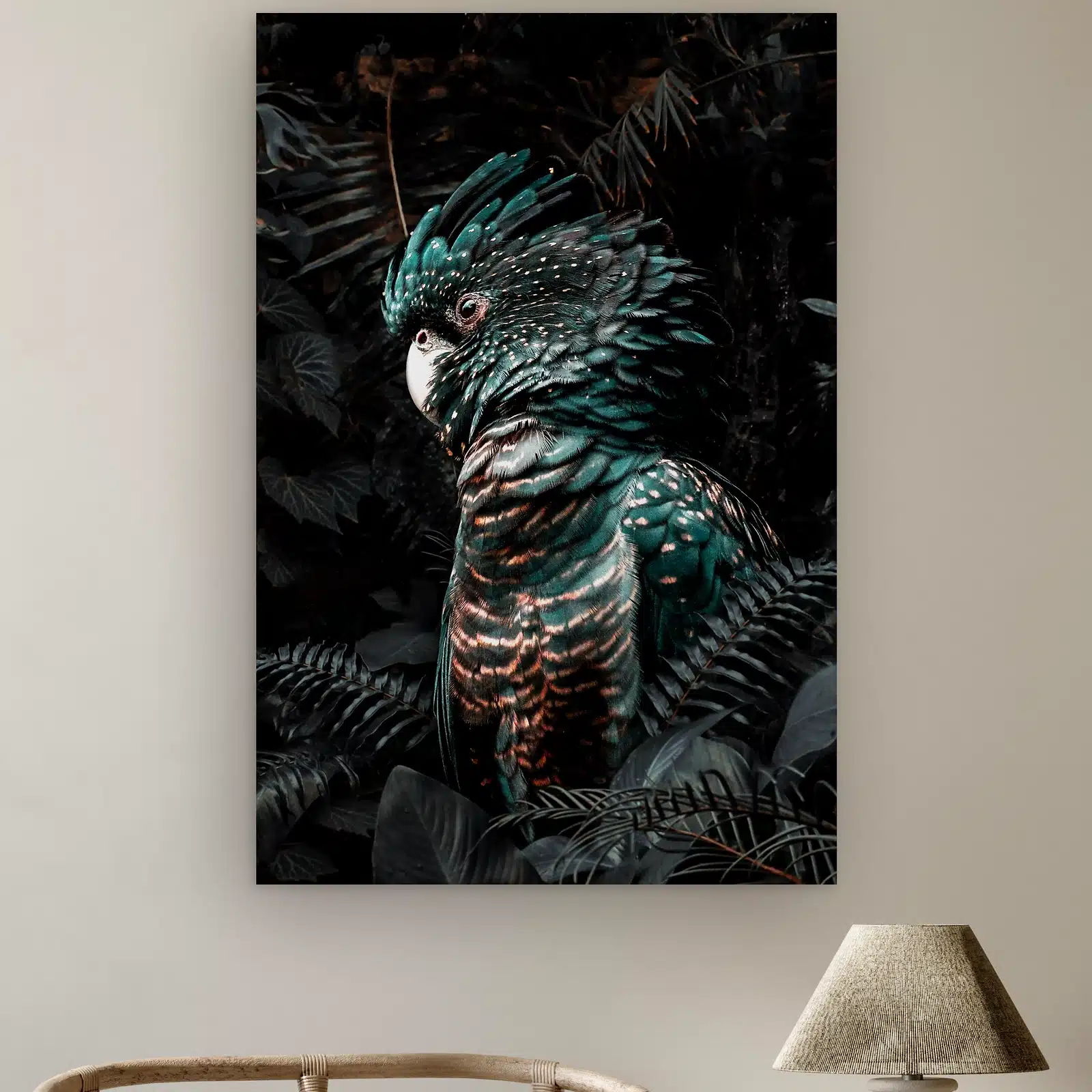 Jungle kaketoe aan de muur boven een rotan stoel en een tafellamp