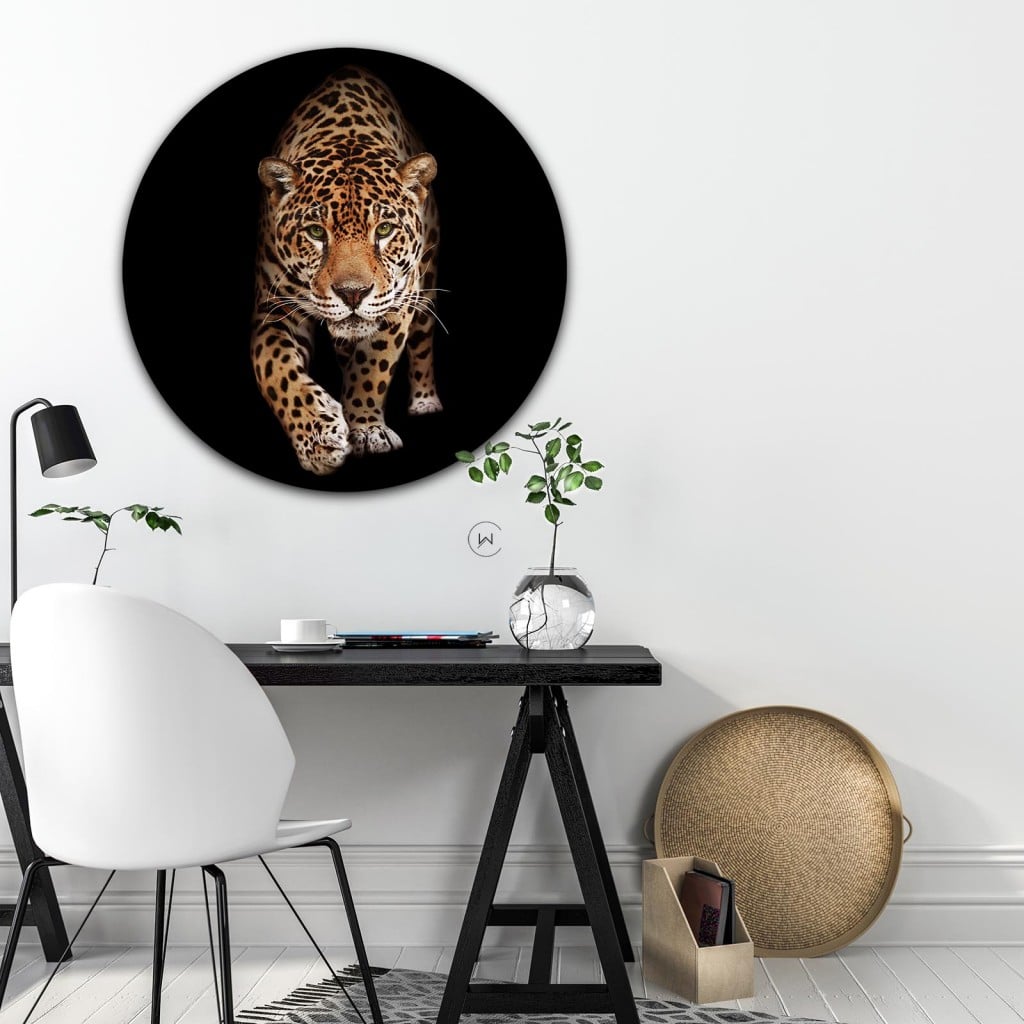 Muurcirkel wilde panter aan een witte wand boven een zwart bureau met een witte stoel