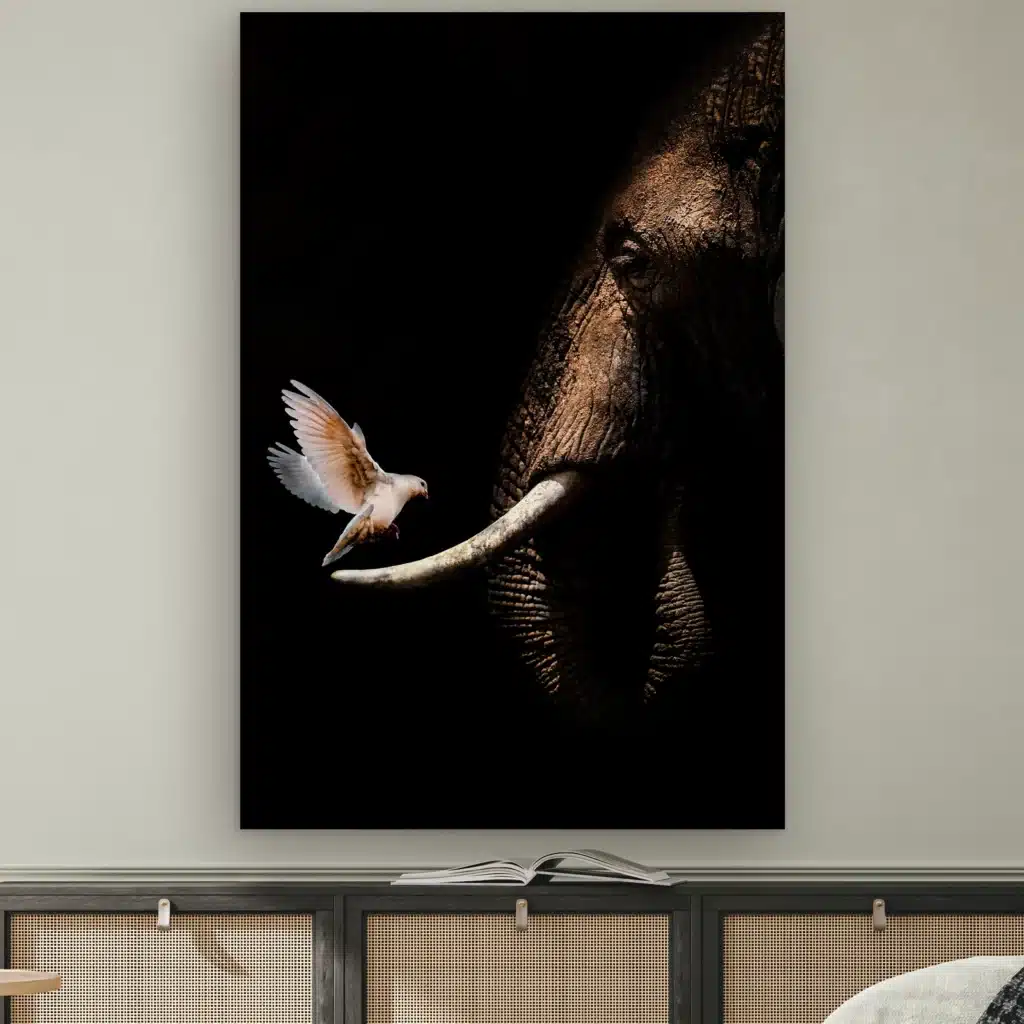 Olifant met duif aan de muur boven een dressoir met rotan deurtjes