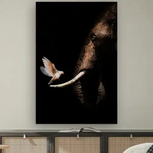 Olifant met duif aan de muur boven een dressoir met rotan deurtjes