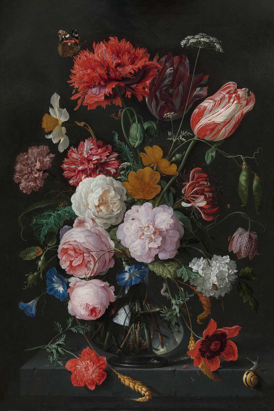 Stilleven met bloemen in een glazen vaas: tulp, rozen en klaprozen tegen een bijna zwarte achtergrond