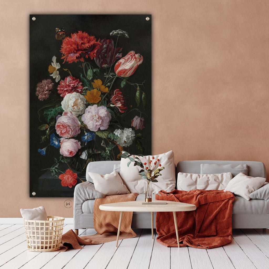 Stilleven met bloemen in een glazen vaas van De Heem boven een lichtgrijze bank aan een zalmroze muur