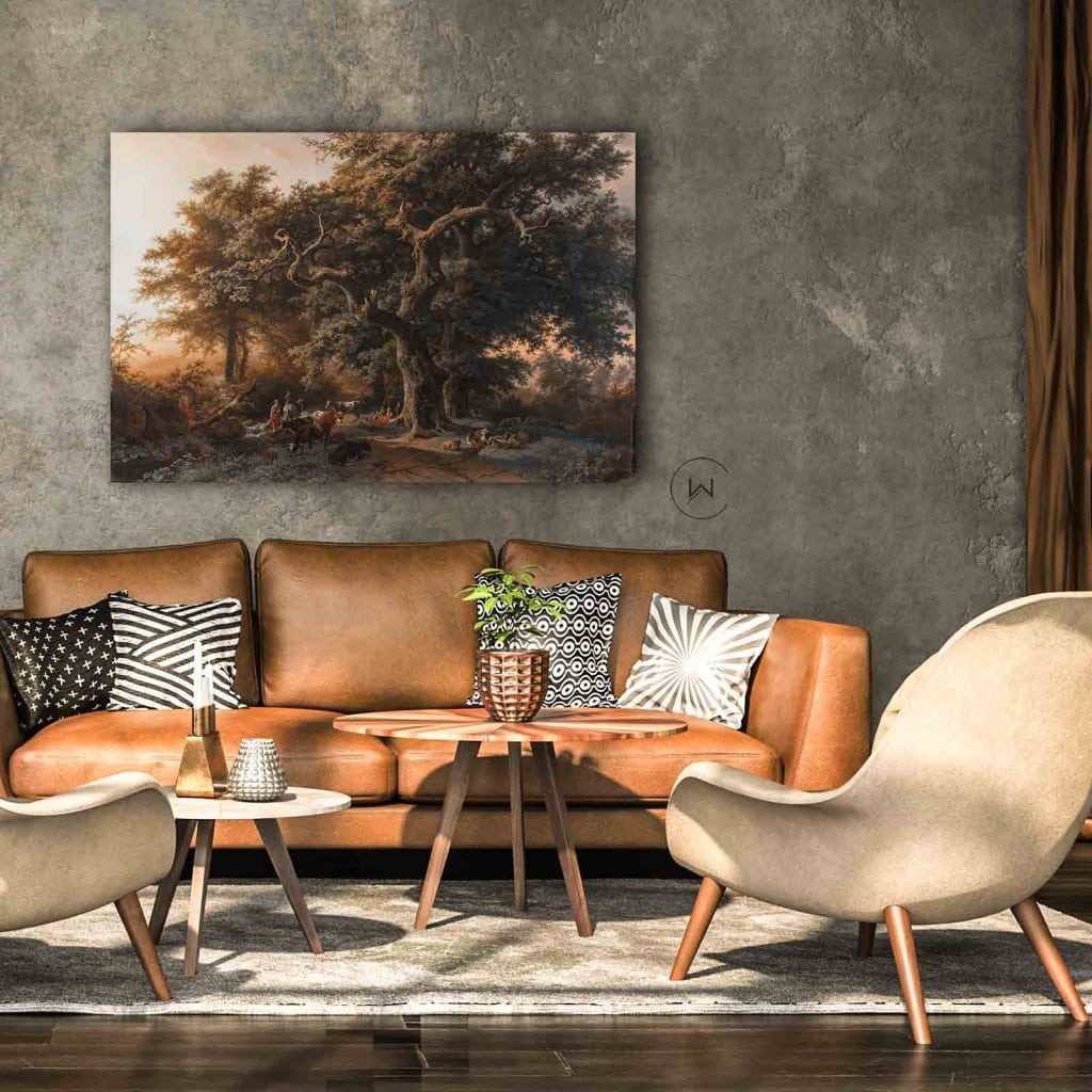 Bosgezicht van Koekkoek aan een betonlook wand boven een cognac leren bank