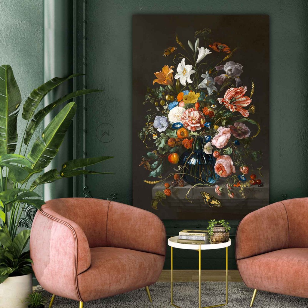 Vaas met bloemen van Jan Davidsz. de Heem aan een donkergroene muur tussen twee roze fauteuils