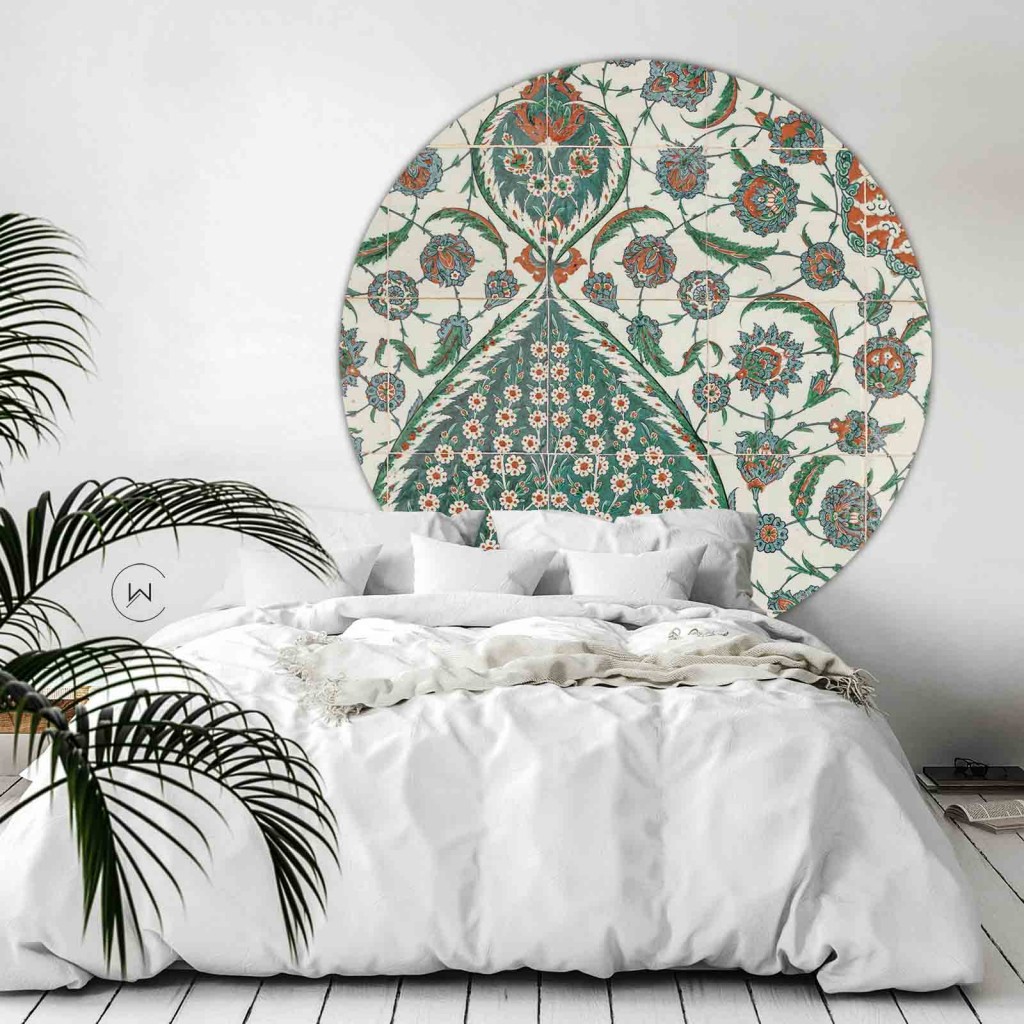 Muurcirkel tegel Esila boven een bed met wit beddengoed in een lichte slaapkamer