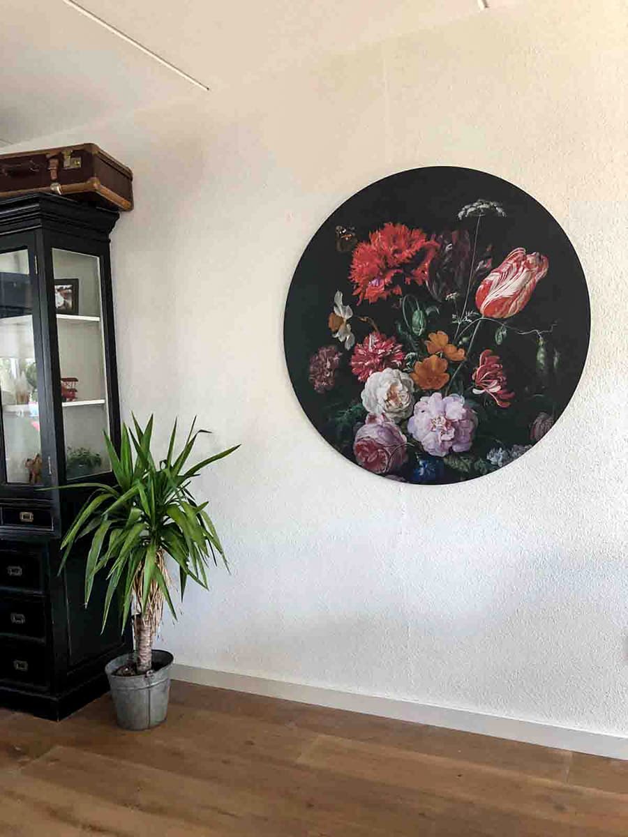 Sfeerfoto klant stilleven met bloemen in een glazen vaas