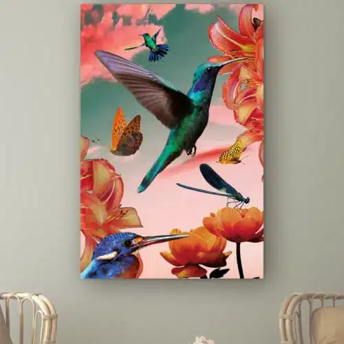 Kolibries met bloemen aan de muur boven twee rotan stoelen