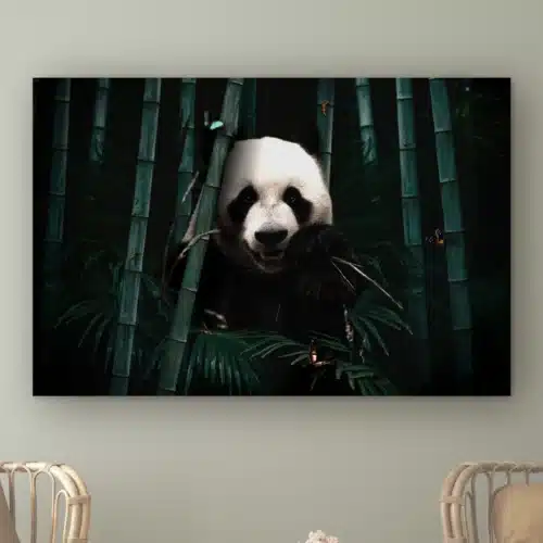 Jungle panda aan de muur boven twee rotan stoelen