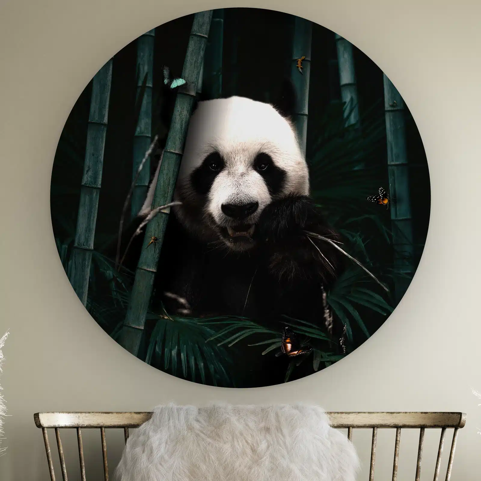 Muurcirkel Jungle panda aan de muur boven een houten bankje met schapenvacht
