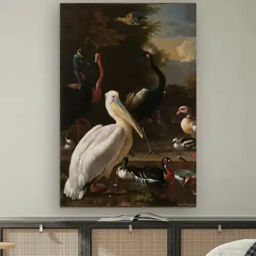Het drijvend veertje van Melchior d' Hondecoeter aan de muur boven een dressoir met rotan deurtjes