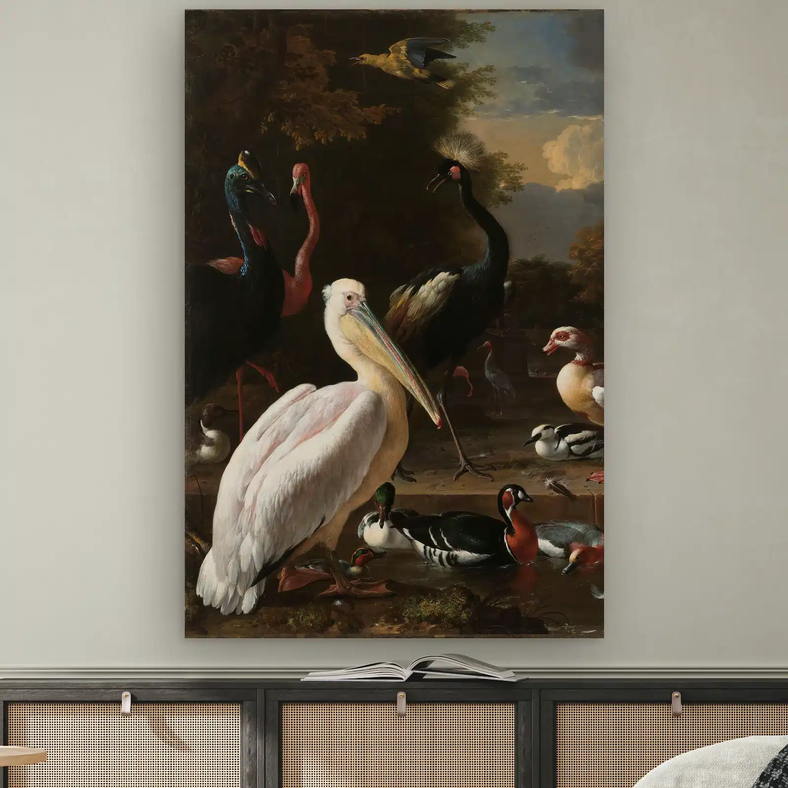 Het drijvend veertje van Melchior d' Hondecoeter aan de muur boven een dressoir met rotan deurtjes