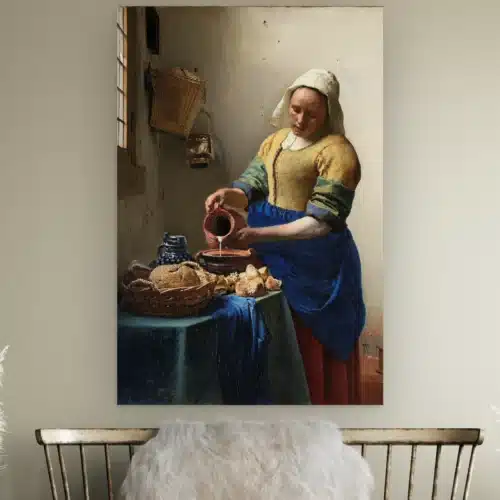 Het melkmeisje van Johannes Vermeer aan de muur boven een houten bankje met schapenvacht