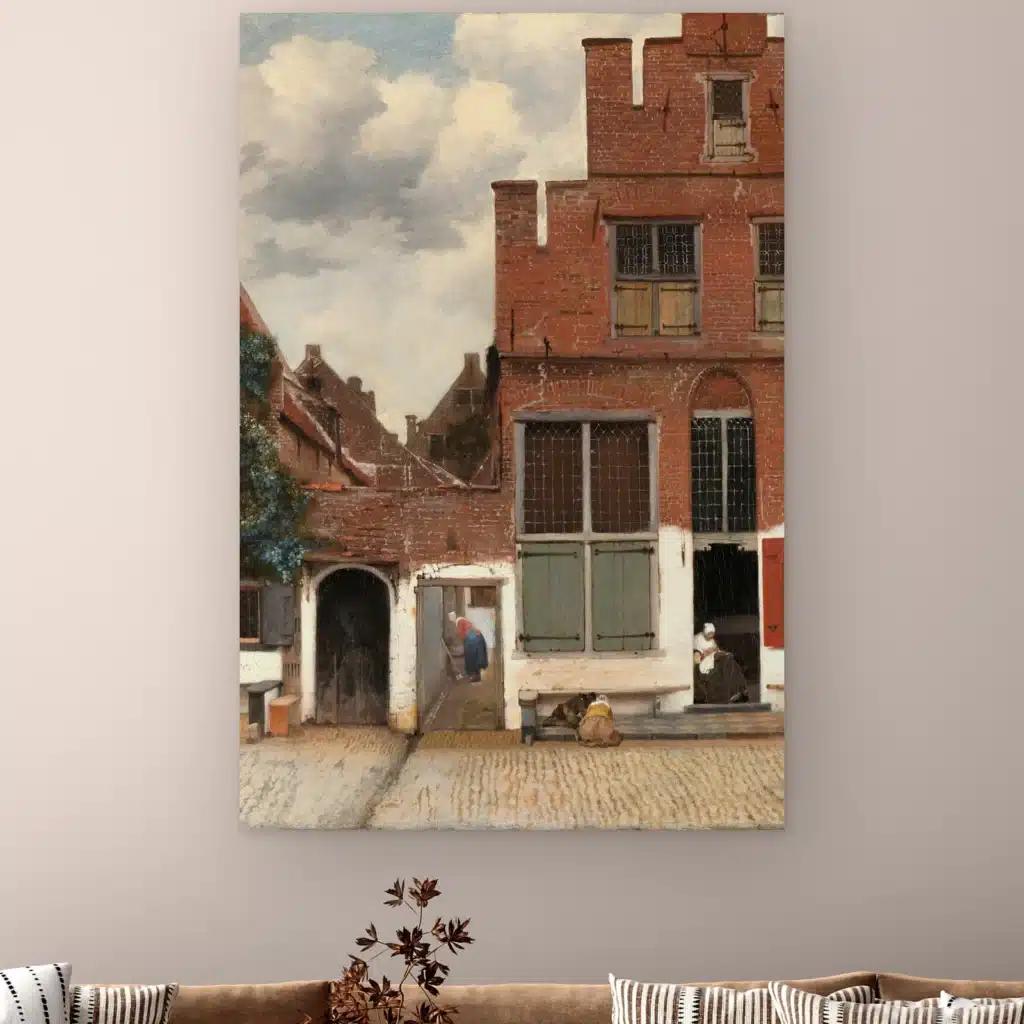 Het straatje van Vermeer aan de muur boven een bank met gestreepte kussens