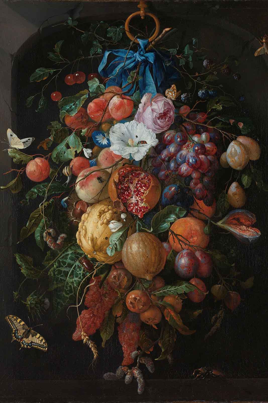 Festoen van vruchten en bloemen van Jan Davidsz. de Heem: guirlande met granaatappel en druiven aan een blauw lint