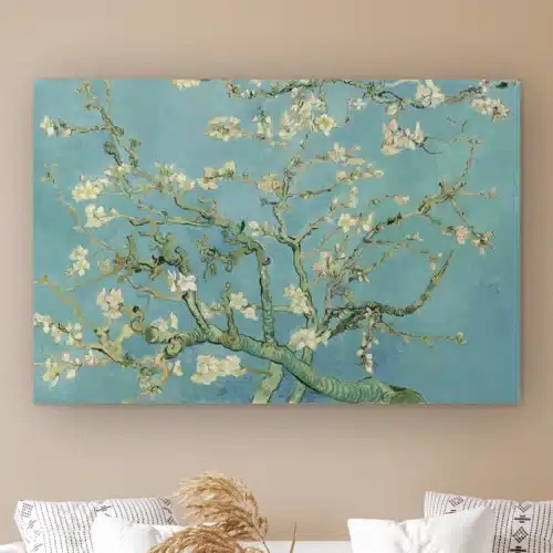 Amandelbloesem van Vincent van Gogh aan de muur boven een witte bank met kussens