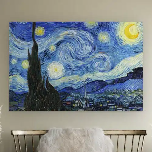 De Sterrennacht van Vincent van Gogh aan de muur boven een houten bankje met schapenvacht
