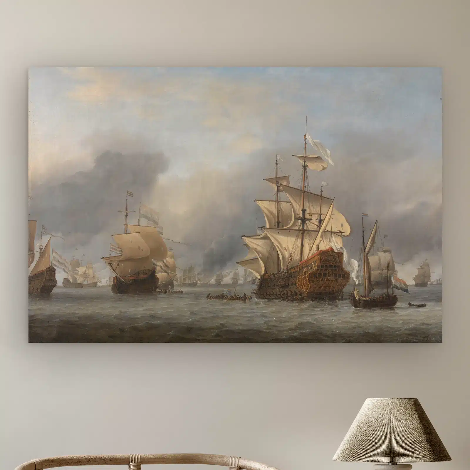 De verovering van de Royal Prince van Willem van der Velde aan de muur boven een rotan stoel en een tafellamp