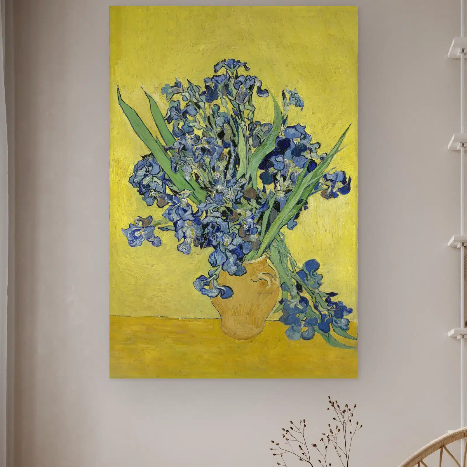 Irissen - Vincent van Gogh aan de muur in een lichte kamer met droogbloemen