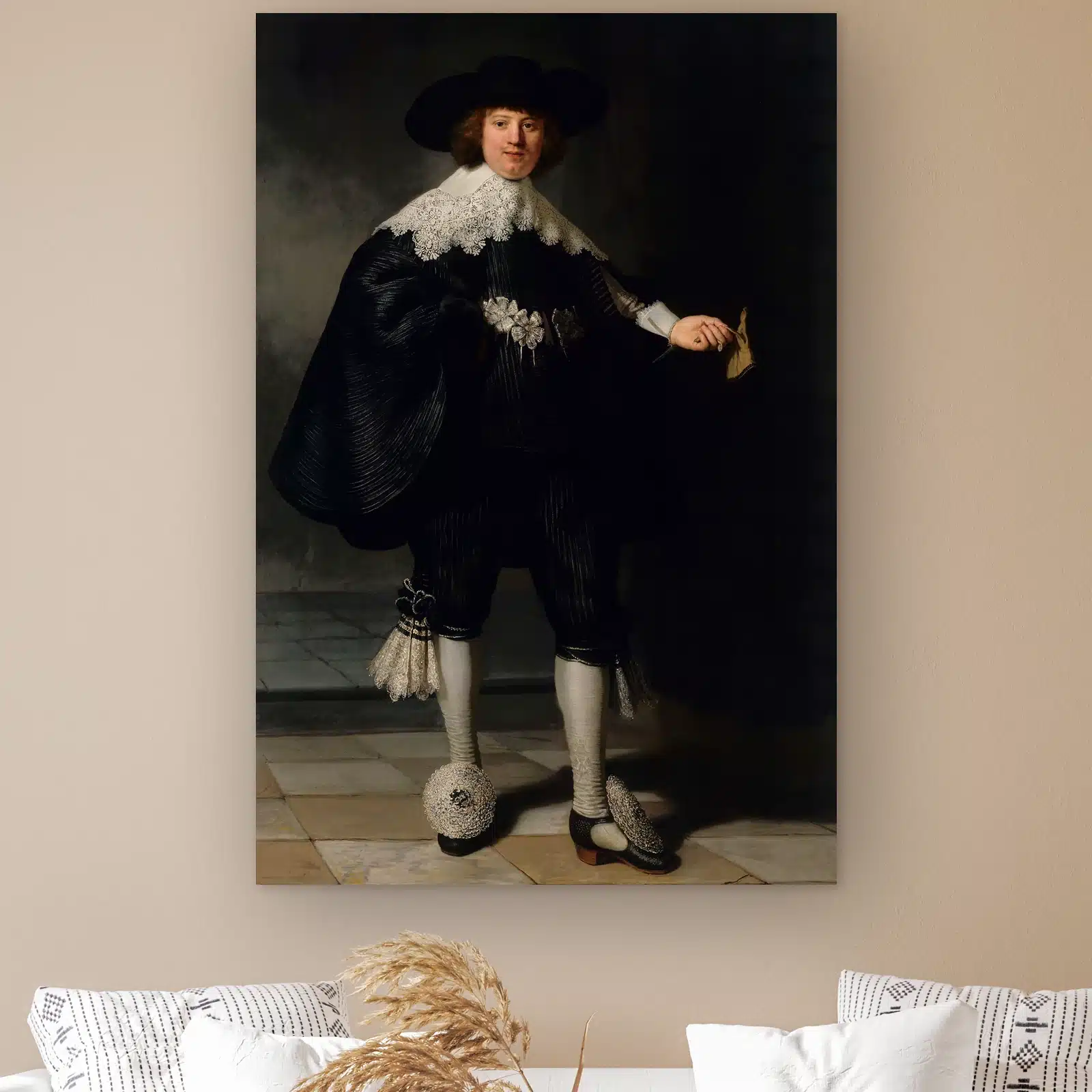 Portret van Marten Soolmans van Rembrandt van Rijn aan de muur boven een witte bank met kussens