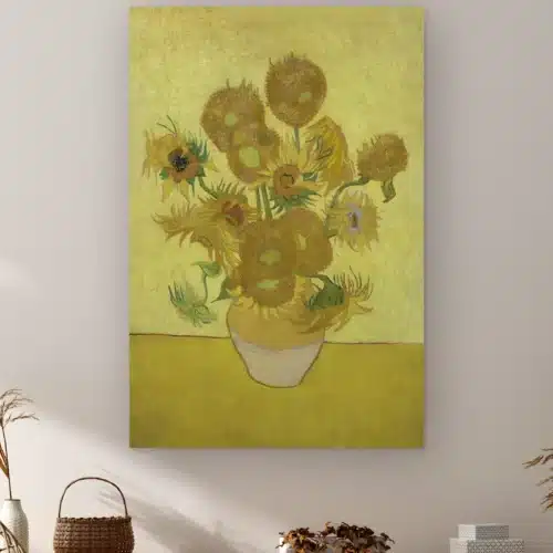 Zonnebloemen van Vincent van Gogh aan de muur boven een kast met een rieten mandje