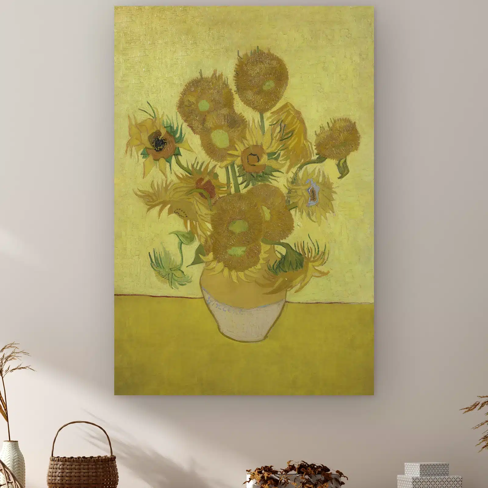 Zonnebloemen van Vincent van Gogh aan de muur boven een kast met een rieten mandje
