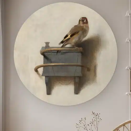 Muurcirkel Het Puttertje van Carel Fabritius aan de muur in een lichte kamer met droogbloemen