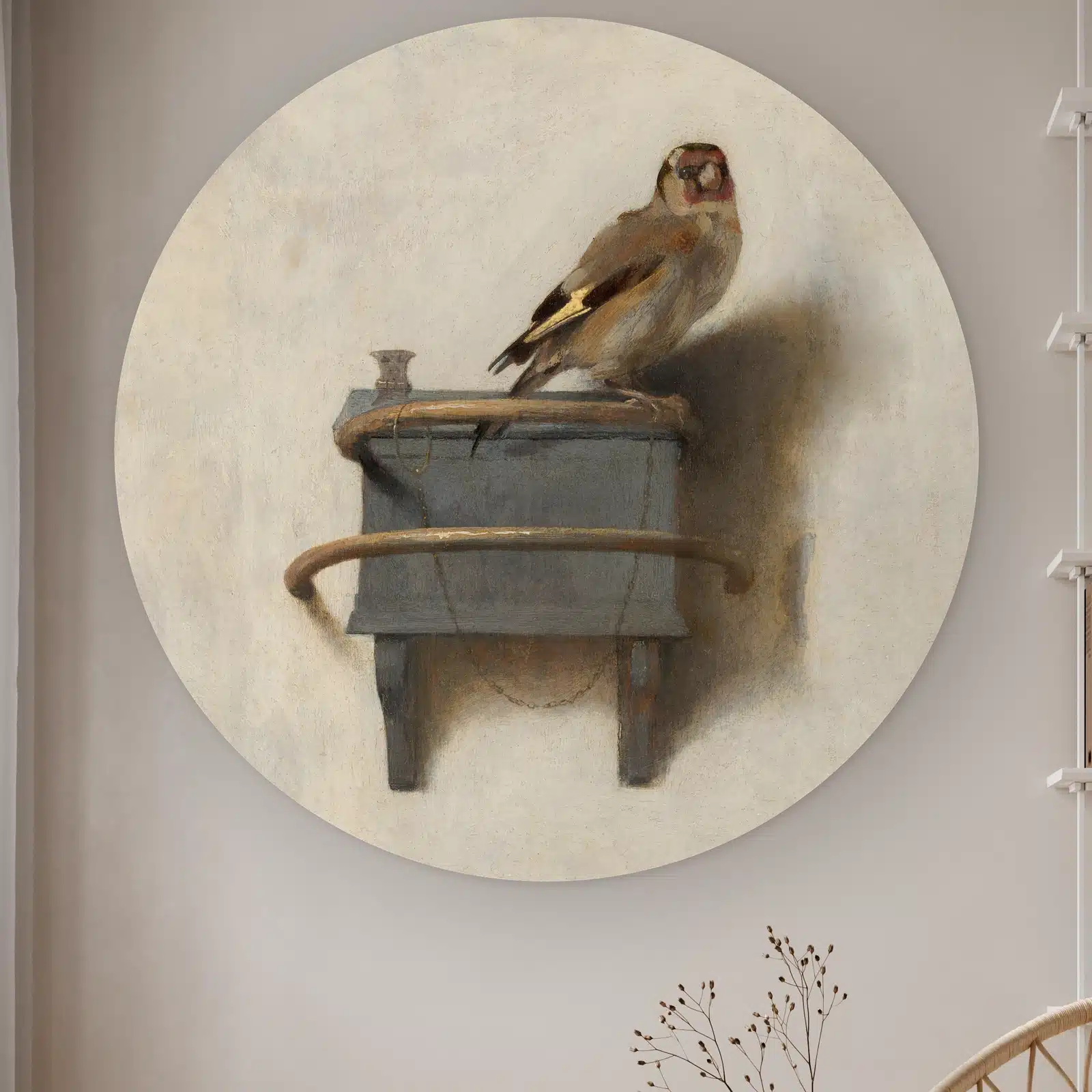 Muurcirkel Het Puttertje van Carel Fabritius aan de muur in een lichte kamer met droogbloemen