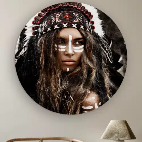 Muurcirkel Native vrouw aan de muur boven een rotan stoel en een tafellamp