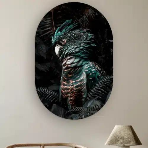 Muurovaal Jungle kaketoe aan de muur boven een rotan stoel en een tafellamp