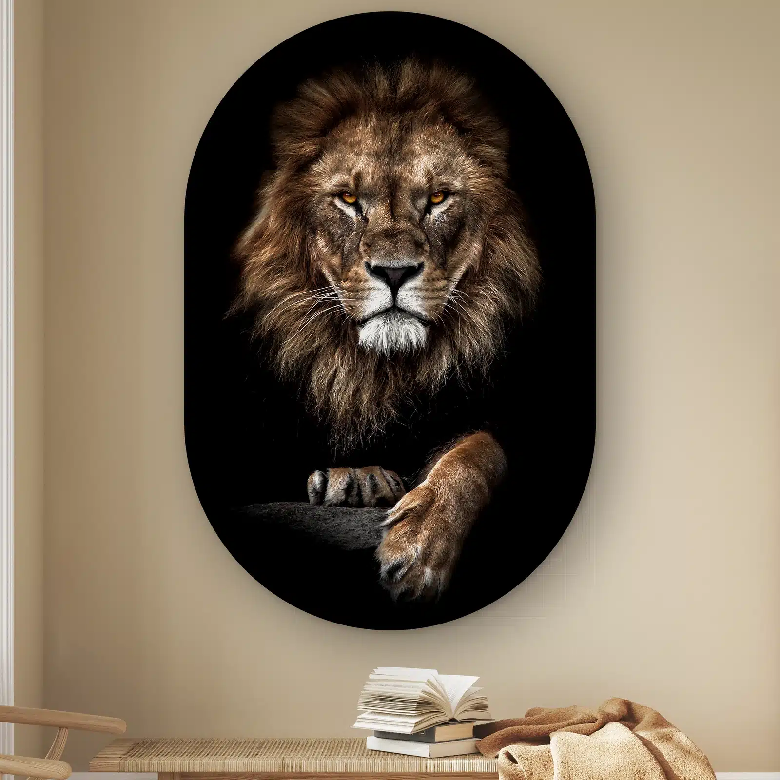 Muurovaal Leeuw aan de muur boven een houten bankje met boeken