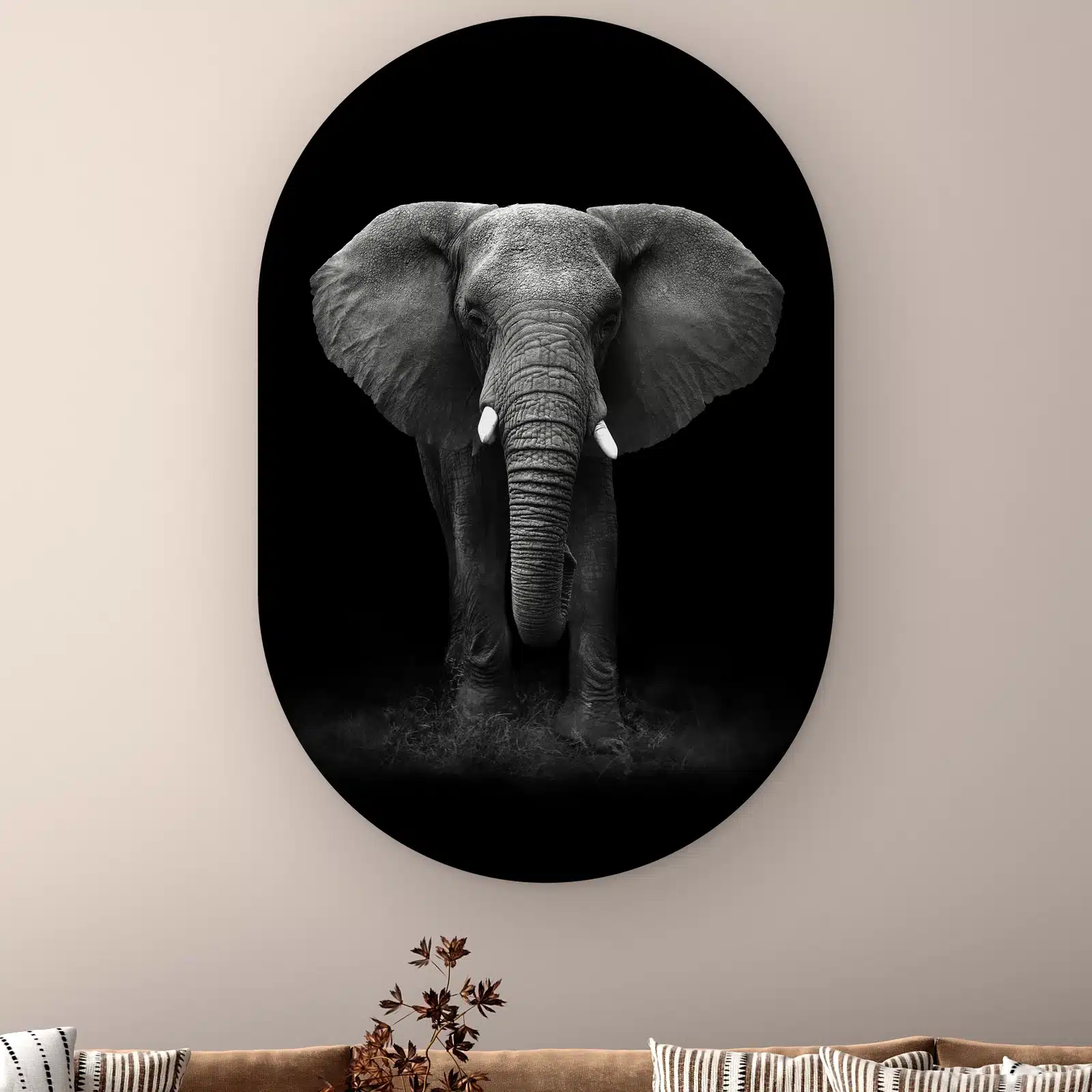 Muurovaal Olifant portret aan de muur boven een bank met gestreepte kussens