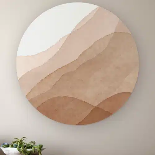 Muurcirkel Abstracte bergen aan de muur boven een houten dressoir met planten