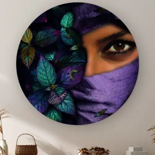Muurcirkel Mystieke vrouw aan de muur boven een kast met een rieten mandje