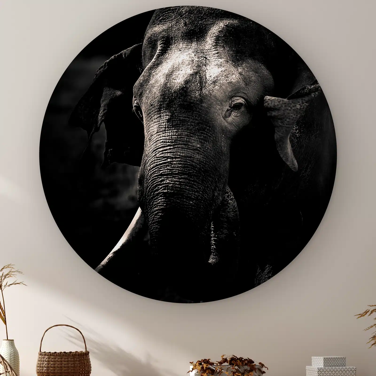 Muurcirkel Olifant aan de muur boven een kast met een rieten mandje