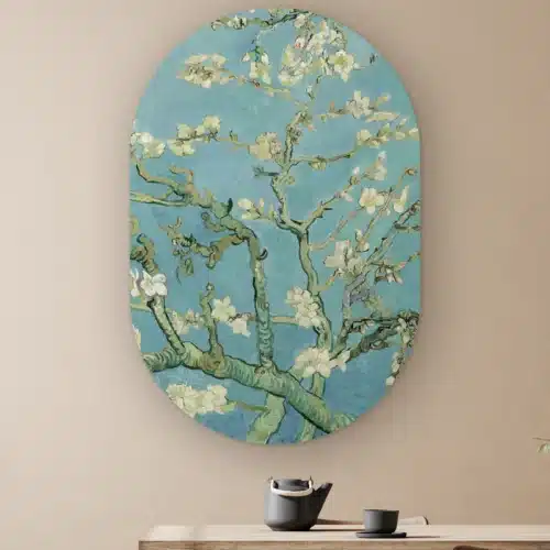 Muurovaal Amandelbloesem van Vincent van Gogh aan de muur boven een houten tafel met theepot