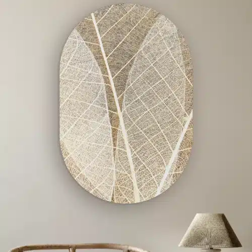 Muurovaal Blad textuur aan de muur boven een rotan stoel en een tafellamp
