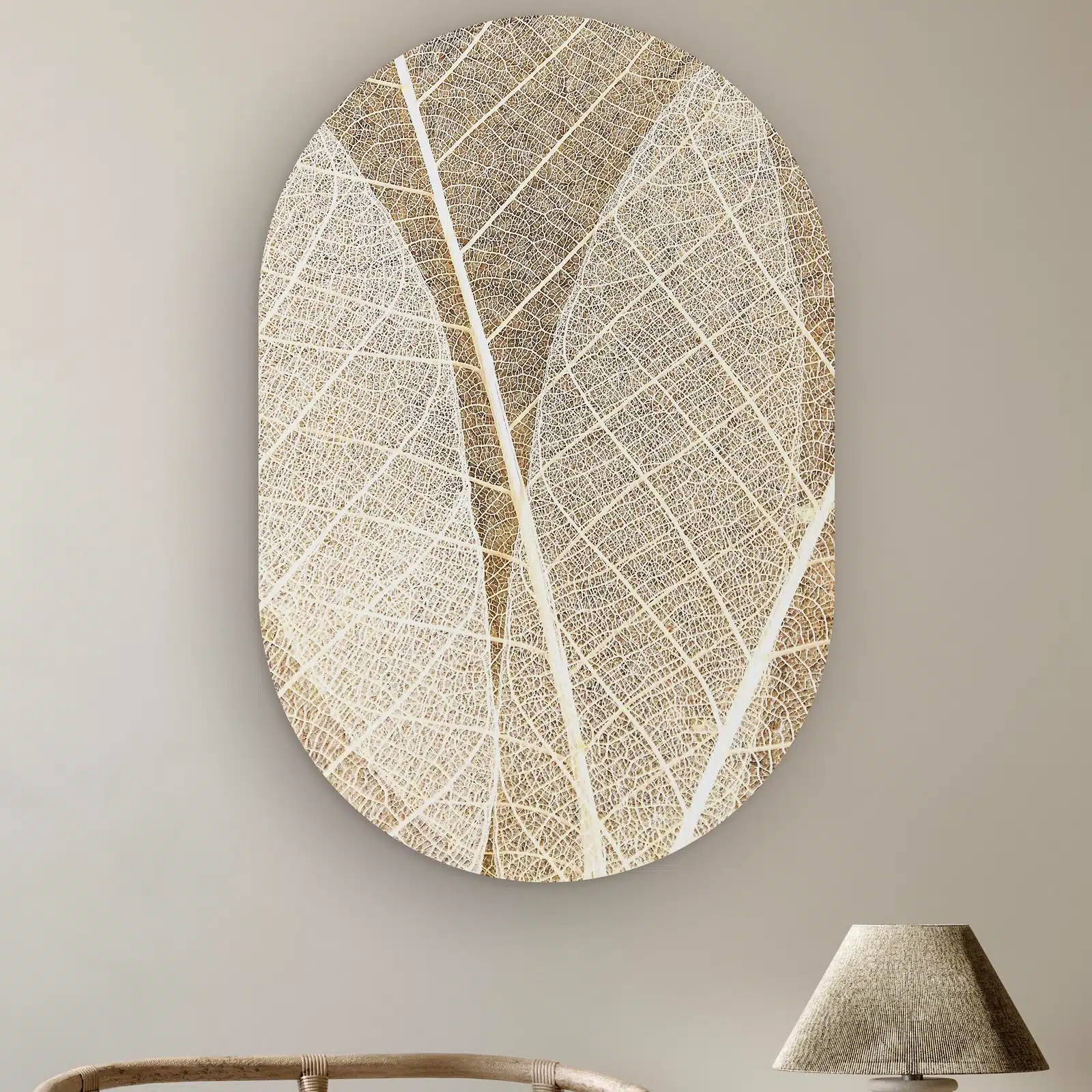 Muurovaal Blad textuur aan de muur boven een rotan stoel en een tafellamp