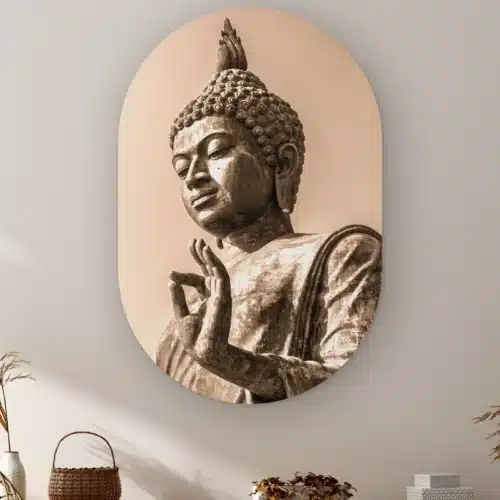Muurovaal Boeddhabeeld aan de muur boven een kast met een rieten mandje