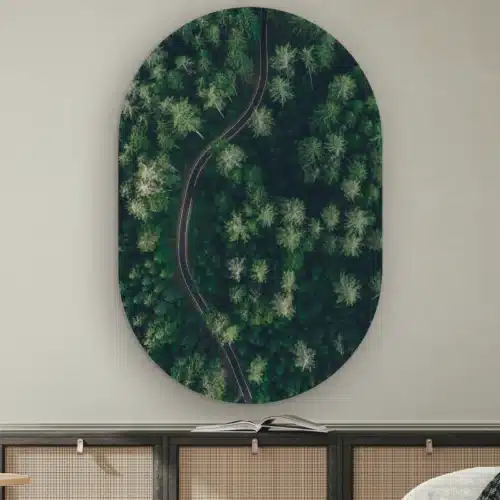 Muurovaal De groene weg aan de muur boven een dressoir met rotan deurtjes