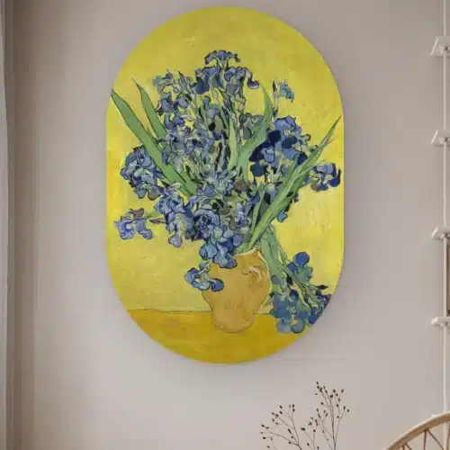 Muurovaal De Irissen aan de muur in een lichte kamer met droogbloemen
